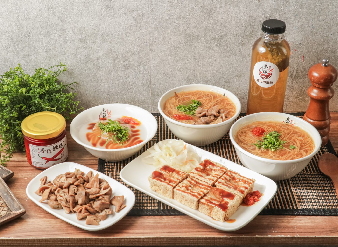 來一碗的大腸麵線、臭豆腐、肉圓與手作辣椒